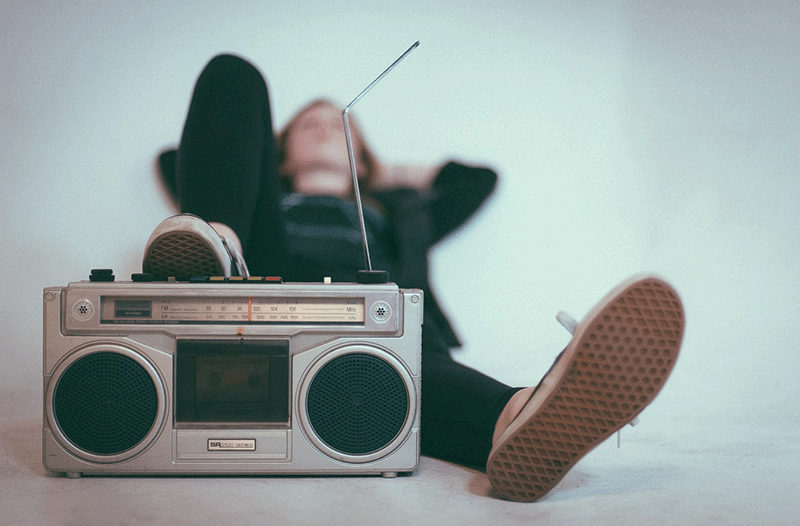 Wat is de invloed van humor, sound logos, aanbiedingen en visual transfer op radiocommercials?