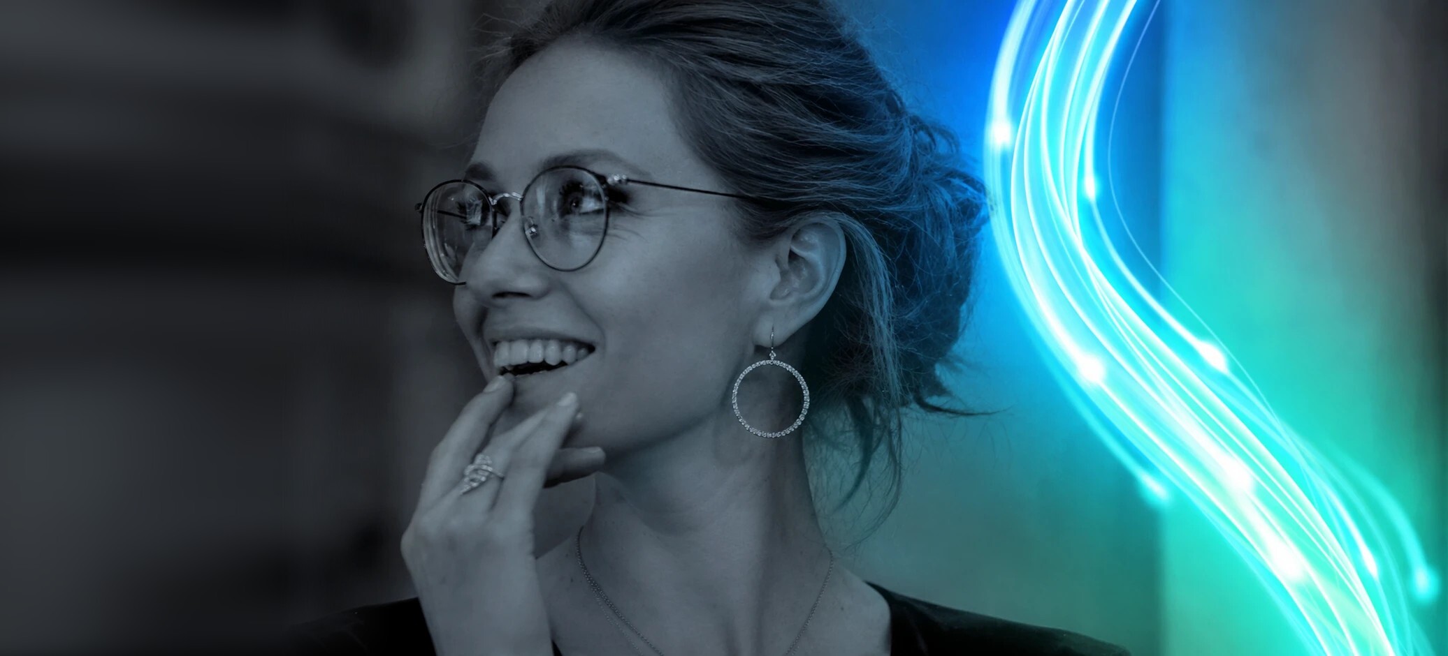 Lachende vrouw met bril naast een blauwe lichtgolf
